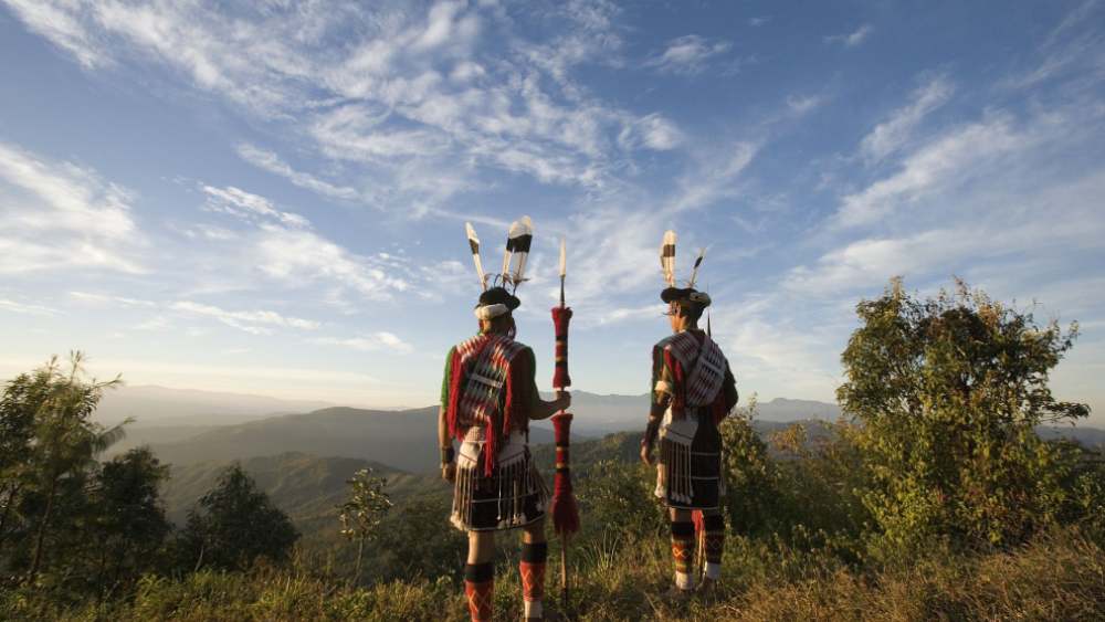 অনেকে অবশ্য এই আলো বা আতশবাজি খুব একটা পছন্দ করেন না। তাই তাঁরা বেছে বেছে এই সময়েই চলে যেতে চান কোনও নিরিবিলি পরিবেশে। 