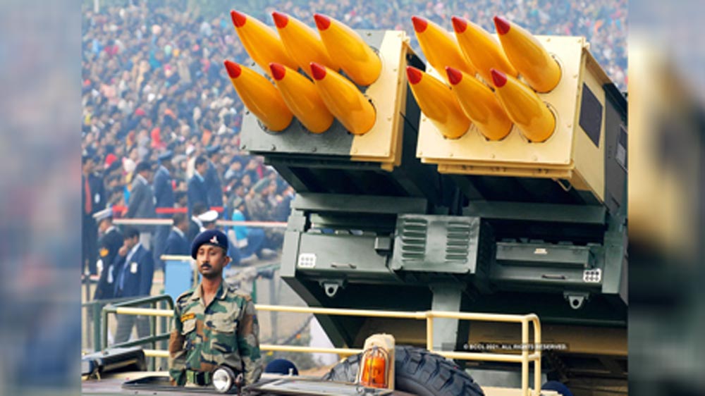চিন সীমান্তে অত্যাধুনিক মাল্টি-ব্যারেল রকেট লঞ্চার পাঠিয়েছে ভারতীয় সেনা। শত্রুপক্ষের কামান বা ক্ষেপণাস্ত্রের অবস্থান চিহ্নিত করে সেটা ধ্বংস করা পিনাকার কাজ।
