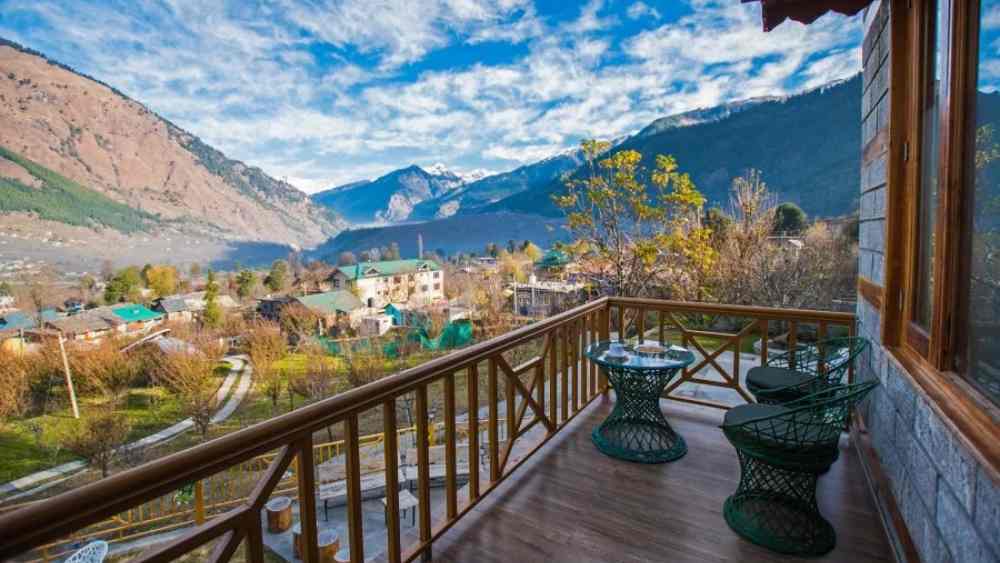 মানালি: হিমাচল প্রদেশের এই শহরটিতেও আলোর উৎসব পালন করা হয়। পাহাড়ের নিরিবিলি পরিবেশের সঙ্গে মানানসই ভাবেই স্থানীয়রা আতশবাজি পোড়ান। নিঃশব্দ আলোর উৎসবে মাতে গোটা শহর।