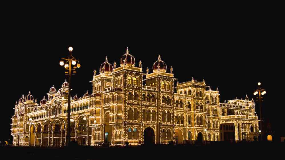 মাইসোর প্যালেস: উত্তর ভারতে যে দিন দীপাবলি পালন করা হয়, কর্ণাটকের মাইসুরুতে পালন করা হয় তার এক দিন পরে। এখানকার দীপাবলির আলোকসজ্জা এত বিখ্যাত, তা আসেন বিদেশের পর্যটকরাও। 