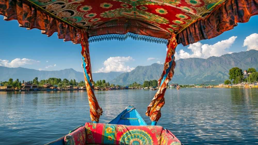 শ্রীনগর: কাশ্মীরের এই শহরে অক্টোবর শেষ থেকে শীত  বাড়তে শুরু করে। তবুও দীপবলিতে শ্রীনগর সাজানো হয় আলোয়। শান্ত পরিবেশে সেই আলো উপভোগ করতে চাইলে যেতেই পারেন শ্রীনগর।