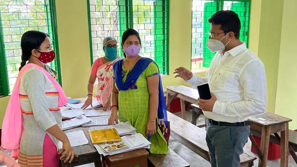 মঙ্গলবার সকালে ডায়মন্ড হারবারের একটি স্কুল পরিদর্শন করেন মহকুমা প্রশাসনের আধিকারিক।