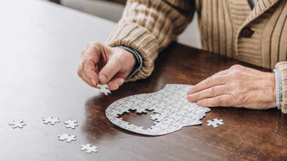 গবেষণায় জানা গিয়েছে, যাঁদের রক্তে গ্লুকোজের পরিমাণ বেশি, তাঁদের ডিমেনশিয়ার আশঙ্কাও বেশি। এই গ্লুকোজের পরিমাণ দ্রুত বেড়ে যায় বিশেষ কিছু খাবারের কারণে।