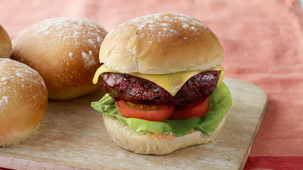 পাউরুটি জাতীয় খাবারে প্রচুর পরিমাণে কার্বোহাইড্রেট থাকে। এই জাতীয় কার্বোহাইড্রেট রক্তে গ্লুকোজের মাত্রা দ্রুত বাড়িয়ে দেয়। গবেষণায় দেখা গিয়েছে, যাঁদের রক্তে শর্করার মাত্রা খুব বেশি নয়, তাঁরাও যদি নিয়মিত এই জাতীয় খাবার খান, মস্তিষ্কের ক্ষমতা কমে।