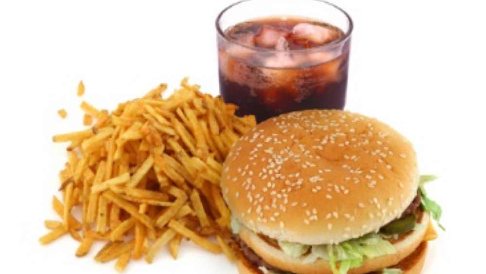 অতিরিক্ত তেলের ভাজাভুজি বা ফাস্ট ফুডও একই রকমের ক্ষতি করে। সপ্তাহে এক দিনের বেশি খাওয়া উচিত নয় এগুলি। এমনই বলছেন চিকিৎসকরা। 