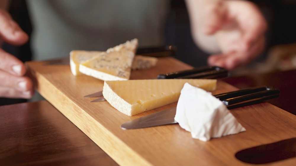 অতিরিক্ত চিজ খাওয়াও শরীরের জন্য একই রকম ক্ষতিকারক। সপ্তাহে এক দিনের বেশি খাওয়া উচিত নয় এটি। তা হলে বাড়তে পারে ডিমেনশিয়ার আশঙ্কা। 