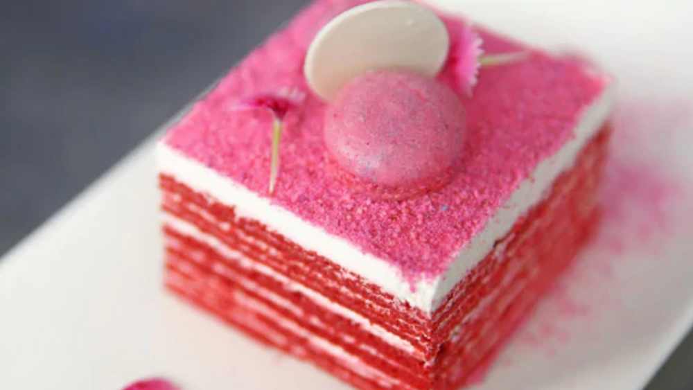 অতিরিক্ত মিষ্টি কেক এবং ক্রিম দেওয়া পদও বাড়িয়ে দিতে পারে ডিমেনশিয়ার আশঙ্কা। সপ্তাহে দু’টির বেশি খাওয়া উচিত নয় এমন পদ। 