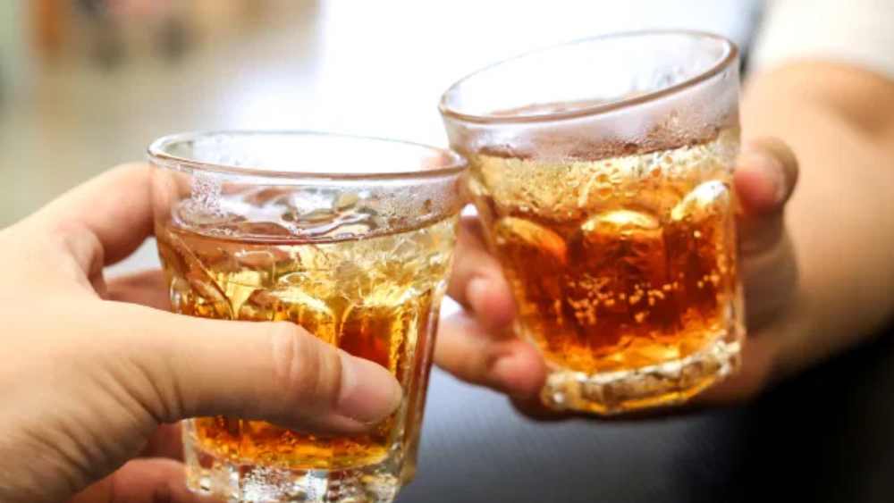 মদ্যপানও বাড়িয়ে দিতে পারে ডিমেনশিয়ার আশঙ্কা। তাই এই অভ্যাস যত দূর সম্ভব কমানোর পরামর্শ দিচ্ছেন চিকিৎসকরা। 