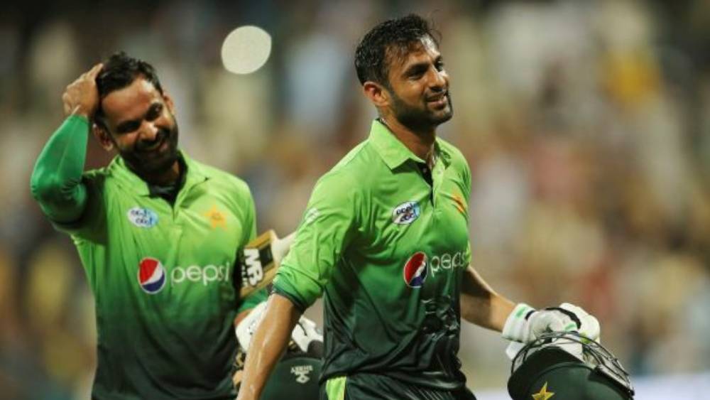 দলে মহম্মদ হাফিজ ও শোয়েব মালিকের মতো দুই ক্রিকেটার রয়েছেন, যাঁদের অভিজ্ঞতার ভান্ডার বিশাল। বেশ কয়েকটি বিশ্বকাপ খেলেছেন তাঁরা। সেই অভিজ্ঞতা তরুণদের মধ্যে ছড়িয়ে দিতে পেরেছেন তাঁরা।