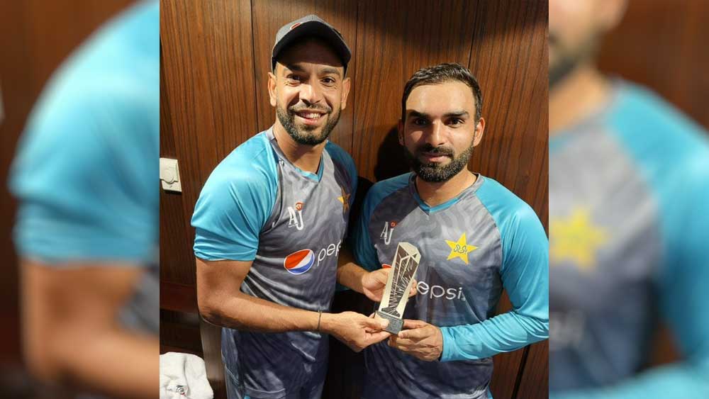 আমিই সেরা, এই মনোভাব নেই ক্রিকেটারদের। এক জন অন্য জনের সাফল্যে সমান উচ্ছ্বাস প্রকাশ করেন। তাই তো নিউজিল্যান্ডের বিরুদ্ধে ম্যাচের সেরার পুরস্কার আসিফ আলির হাতে তুলে দেন হ্যারিস সোহেল।