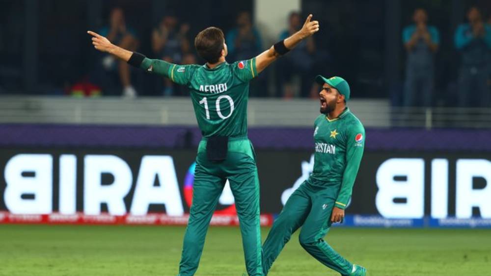 শক্তিশালী বোলিং আক্রমণ পাকিস্তানের আগেও ছিল। এ বারেও তার ব্যতিক্রম নেই। শাহিন শাহ আফ্রিদি, হ্যারিস সোহেলরা কী করতে পারেন তা দেখা গিয়েছে প্রথম দু’ম্যাচেই।