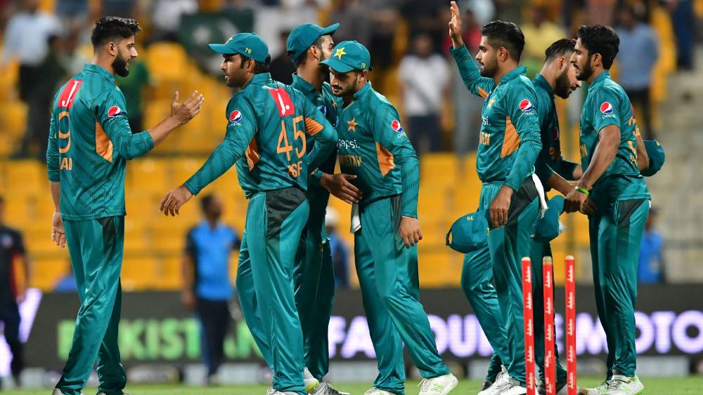 সংযুক্ত আরব আমিরশাহির উইকেটকে হাতের তালুর মতো চেনেন পাক ক্রিকেটাররা। গত বেশ কয়েক বছর ধরে সেখানেই খেলেন তাঁরা। তাই সেই পরিস্থিতিকে কী ভাবে কাজে লাগাতে হয় তা দেখিয়ে দিচ্ছে পাকিস্তান।