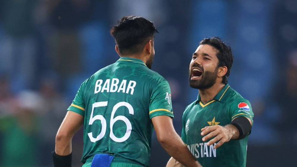 গত বেশ কয়েক বছরে বিশ্ব ক্রিকেটে ব্রাত্য থেকেছে পাকিস্তান। বেশির ভাগ বড় দল সে দেশে খেলতে যায়নি। আইপিএল-এর মতো মঞ্চে পাক ক্রিকেটাররা সুযোগ পান না। তাই বিশ্বকাপকেই যেন জবাব দেওয়ার মঞ্চ করে তুলেছেন তাঁরা।   