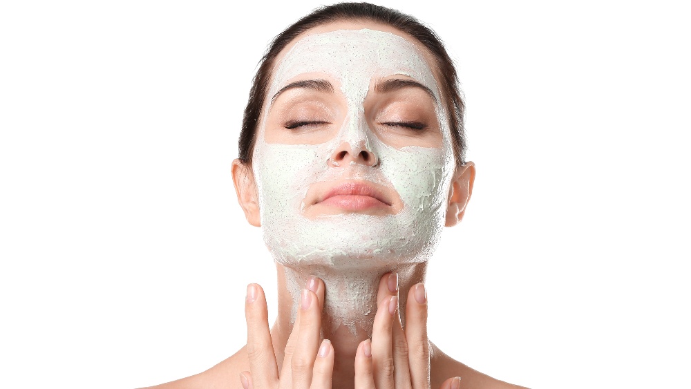 ফেস প্যাকের ক্ষেত্রেও নির্দ্বিধায় নির্ভর করুন ঘরে মজুত বিভিন্ন উপকরণের উপরেই। 