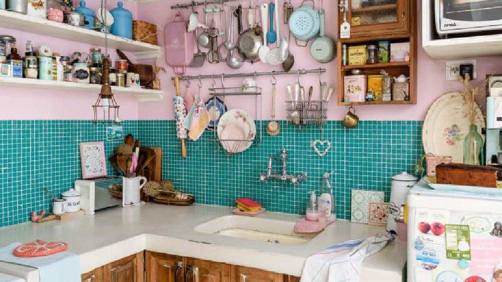 পুরনো হাতা-খুন্তি বদলে একটু অন্য ধরনের রং-বেরঙের রান্নার সরঞ্জাম কিনে সাজিয়ে রাখতে পারেন রান্নাঘরের কাউন্টারে।