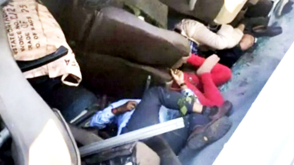 খাদে পড়ে যায় পর্যটকদের গাড়ি।