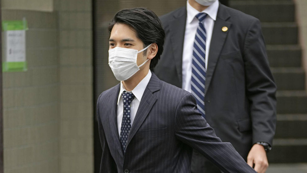 পাত্রের নাম কেই কোমুরো। তিনি রাজকুমারীর বহু দিনের প্রেমিক। কলেজে পড়তে পড়তেই তাঁর সঙ্গে আলাপ জাপানের রাজকুমারী মাকোর।