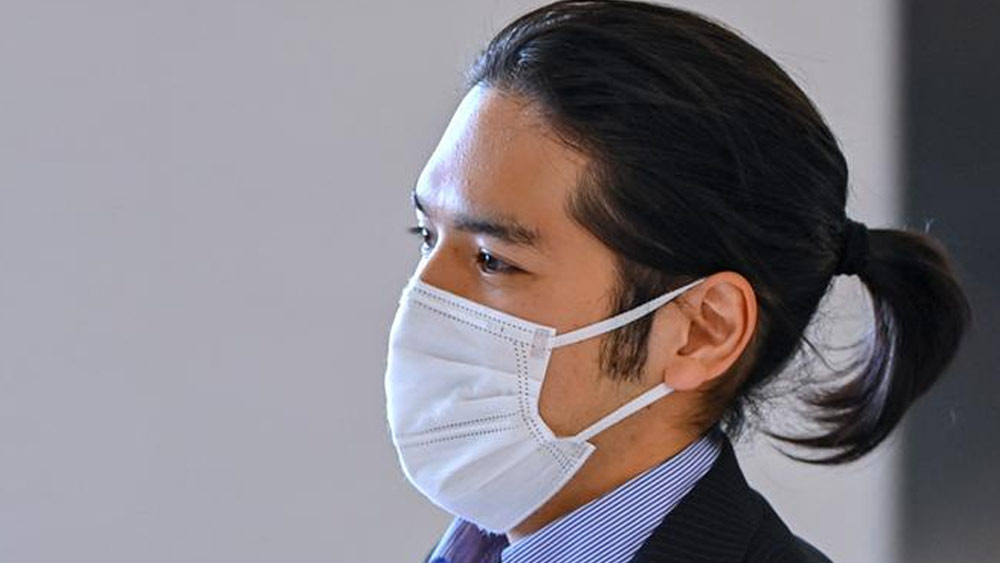 সম্রাট আকিহিতোর খুব আদরের নাতনি মাকো। লেস্টার বিশ্ববিদ্যালয় থেকে স্নাতকোত্তর ডিগ্রি নিয়ে গবেষকের কাজ নেন একটি জাদুঘরে। আর তাঁর ৩০ বছর বয়সের প্রেমিক কেই কোমুরো কাজ করেন টোকিয়োর একটি আইন সংস্থায়। খুব একটা উঁচু পদে কাজ করেন তিনি, এমনটা নয়।