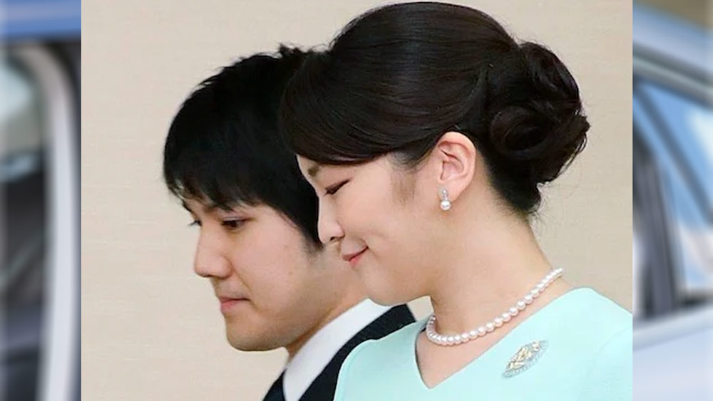 তবে মা, বাবার কাছ থেকে কোমুরোকে কখনও লুকিয়ে রাখেননি রাজকুমারী মাকো। তাঁদের সঙ্গে অনেক আগেই কোমুরোর আলাপ করিয়ে দিয়েছিলেন রাজকুমারী।