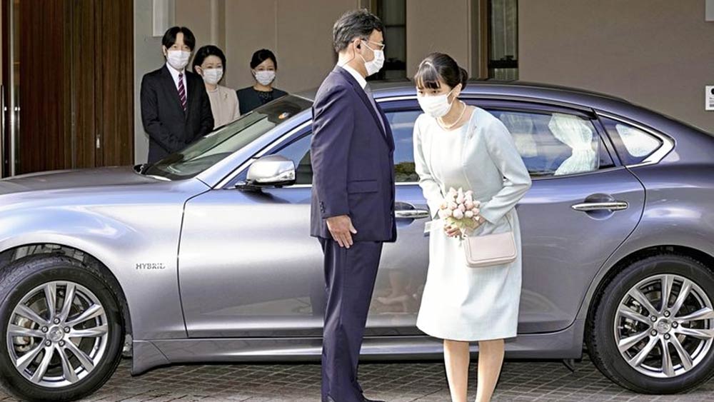 মাকোর ছিল বৈভবে ভরপুর জীবন। ঠিক তার উল্টো ছিল কোমুরোর জীবন। একা মায়ের কাছেই বড় হওয়া তাঁর। আর্থিক অবস্থা তেমন ভাল ছিল না। কোমুরোর পড়াশোনার খরচ অনেকাংশে বহন করেছিলেন মায়ের প্রাক্তন প্রেমিক। টোকিয়ো পর্যটন শিল্পের জন্য কাজ করেও উপার্জন করতেন কোমুরো।