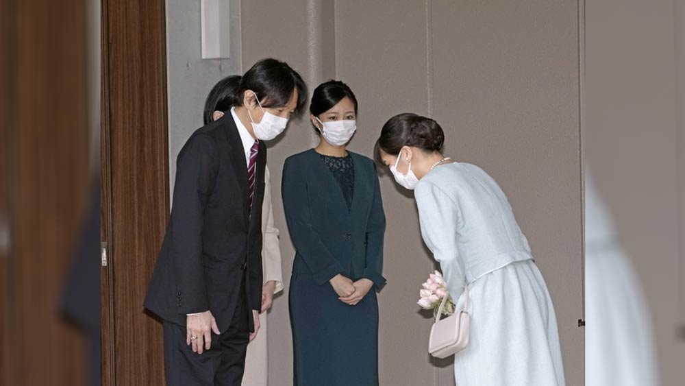 চার বছর আগে জোড় বাঁধার পাকাপাকি সিদ্ধান্তটা নিয়ে ফেলেছিলেন তাঁরা। তা নিয়ে হই হই পড়ে গিয়েছিল জাপান জুড়ে। ভালবাসার টানে বরাবরের জন্য প্রাসাদ ছেড়ে রাজকুমারী চলে যাবেন সাধারণ মধ্যবিত্ত পরিবারে, মন থেকে অনেকেই এটা মেনে নিতে পারছিলেন না।