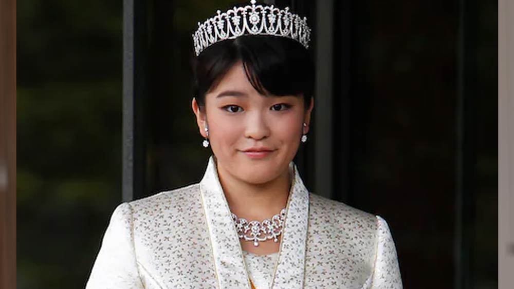 ২০১৭ সালে তাঁদের বাগদান হয়েছিল। সম্প্রতি তাঁরা আনুষ্ঠানিক বিয়েও করলেন। নিয়ম অনুযায়ী, সাধারণ পরিবারে বিয়ে করায় রাজপরিবারের সঙ্গে যাবতীয় সম্পর্ক ছেদ করতে হয় মাকোকে। রাজ পরিবারের ১০.৩ লক্ষ ডলার সম্পত্তিও আর দাবি করবেন না তিনি। ভারতীয় মুদ্রায় যা প্রায় আট কোটি টাকা। জাপানের রাজপরিবারের ঐতিহ্য আর প্রথা মেনে বিয়ের কোনও রীতিও পালন হয়নি।