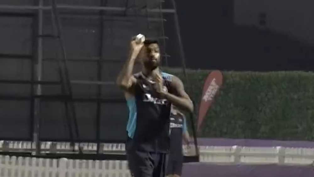 নেটে বল করছেন হার্দিক