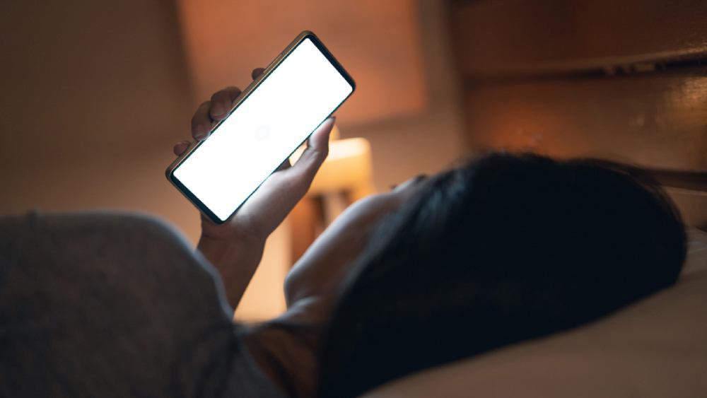 ঘুমোতে যাওয়ার আগে স্মার্টফোন ব্যবহার করলে ঘুম গভীর হয় না।