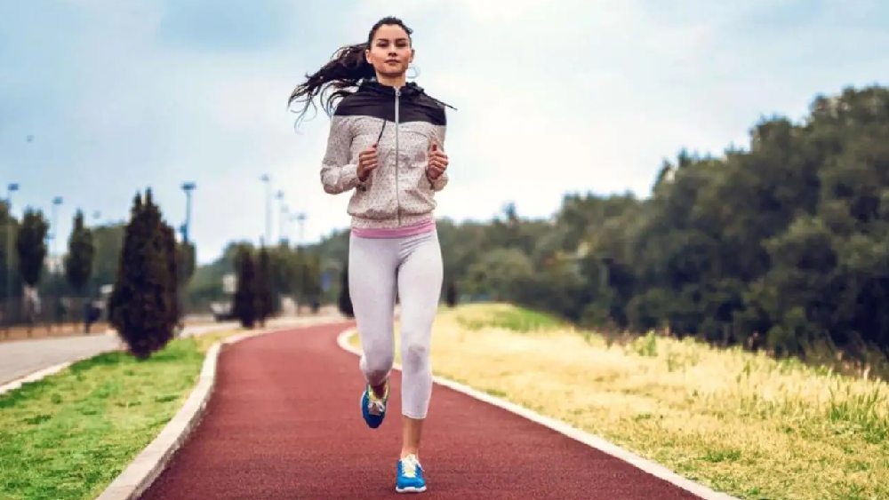 বাড়তি ক্যালরি ঝরানোর জন্য সকালে যেতে পারেন জগিংয়ে।