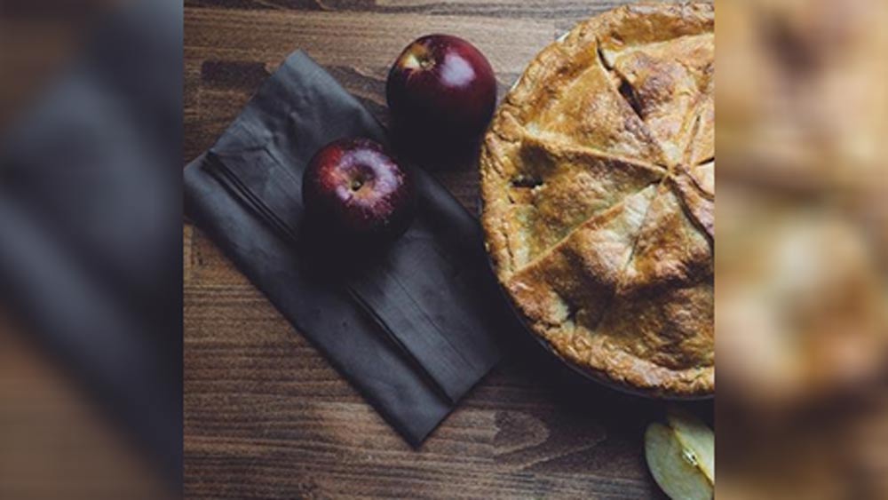 একটি বাজার চলতি আপেলের মধ্যে চার গ্রাম ফাইবার এবং এপিক্যাটেচিন নামে একটি উপাদান থাকে যা রক্তচাপ নিয়ন্ত্রণে সাহায্য করে। কালো আপেলের মধ্যে এই উপাদান থাকে না বললেই চলে।