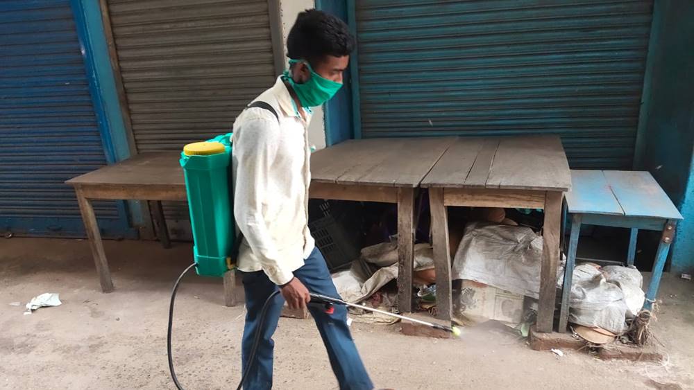 সোনারপুরে স্প্রে করা হচ্ছে জীবাণুনাশক।