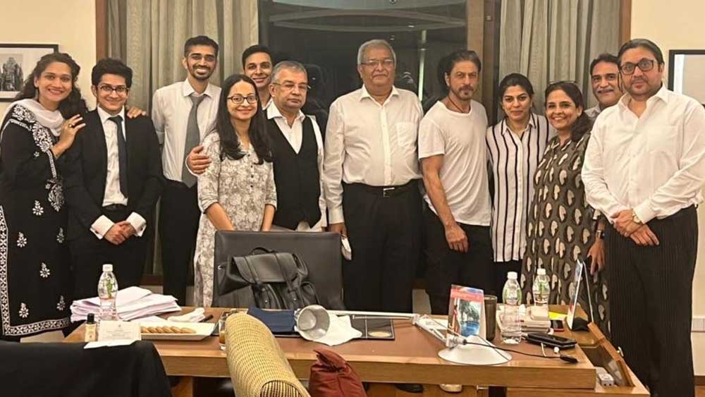 আরিয়ানের আইনজীবীদের সঙ্গে দাঁড়িয়ে ছবি তুলেছেন কিং খান