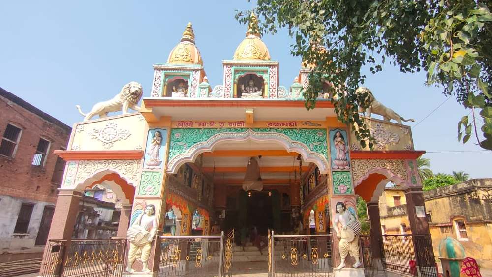 ‘খোকা ঘুমোলো, পাড়া জুড়োলো, বর্গি এলো দেশে...’ অষ্টাদশ শতকের মাঝামাঝি দীর্ঘ ন’বছর বর্গি হানায় তটস্থ ছিল বাংলা। কথিত আছে, কয়েকশো বছর আগে এক রাতে বাঁকু়ড়ার সোনামুখীকে বর্গি আক্রমণের হাত থেকে বাঁচিয়েছিলেন মা-ই-তো কালী। সাড়ে তিনশো বছর সেখানে পূজিত তিনি। দেবী কালিকার এই রূপের সঙ্গে জড়িয়ে বাংলার বর্গি হামলার রোমাঞ্চকর ইতিহাস, গল্প-কাহিনি।