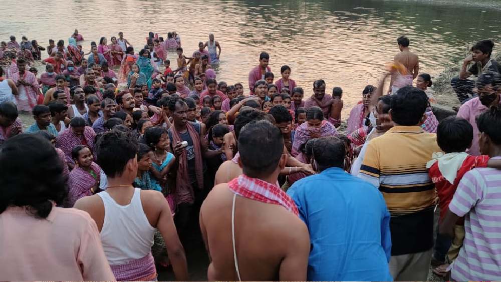 কোথাও তিনি ডাকাতে কালী। লোকের বাড়িতে লুঠপাট করতে যাওয়ার আগে নিজে হাতে পুজো দিতেন ডাকাত সর্দার। কোথাও আবার এই বর্গি-হামলা থেকে রেহাই পেতে মানুষ শরণ নিতেন তাঁর কাছে। দেবী সেখানেও সদয়। অন্তত সোনামুখীর মানুষের তেমনই বিশ্বাস।