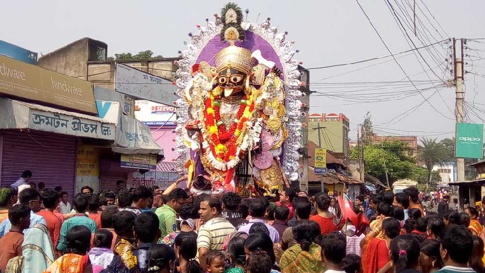 বাংলার মূল উৎসব কোনটি? অনেকেই এক কথায় বলবেন দুর্গাপুজো। কিন্তু সোনামুখীর কাছে উৎসব মানে কালীপুজো। এলাকার প্রায় শতাধিক কালীপুজোর মধ্যে সবচেয়ে প্রসিদ্ধ ও জাগ্রত এই মা-ই-তো কালী। কেন এমন অদ্ভুত নাম?