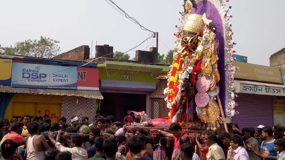 মা-ই-তো কালীপুজো কমিটির কোষাধ্যক্ষ শ্রীকান্ত দে বলেন, ‘‘পুরনো ঐতিহ্য মেনে আজও বিসর্জনের সময় কোচডিহি গ্রামের ৪২ জন বেহারা মন্দির থেকে প্রতিমা কাঁধে চাপিয়ে গোটা সোনামুখী শহর প্রদক্ষিণ করেন। পরে স্থানীয় একটি পুকুরে বিসর্জন হয়।’’