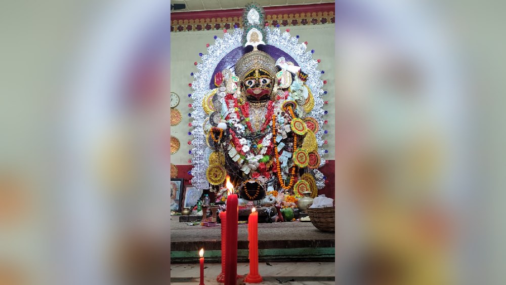 মূর্তি গড়া হয় মন্দিরের ভিতরেই। বহু মানুষের বিশ্বাস, মা-ই-তো কালী খুব জাগ্রত। এই বিশ্বাসেই বেঁচে আছে তিনশো বছরের ইতিহাস, বর্গি হানার ত্রাসের কাহিনি, আর বাংলার প্রতিরোধের স্মৃতি।
