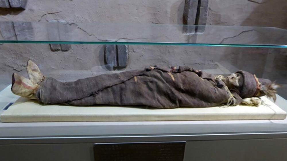 নৌকোর মতো কাঠের তৈরি কফিনের মধ্যে কবর দেওয়া হত মৃতদেহগুলি। মরুভূমির শুষ্ক জলবায়ুতে সেগুলি প্রাকৃতিকভাবেই মমি হয়ে উঠেছে। এত বছর ধরে তাই অনেকাংশে অক্ষত রয়ে গিয়েছে। চুলের রং থেকে শুরু করে পোশাকও সহজেই চিহ্নিত করা যায়।