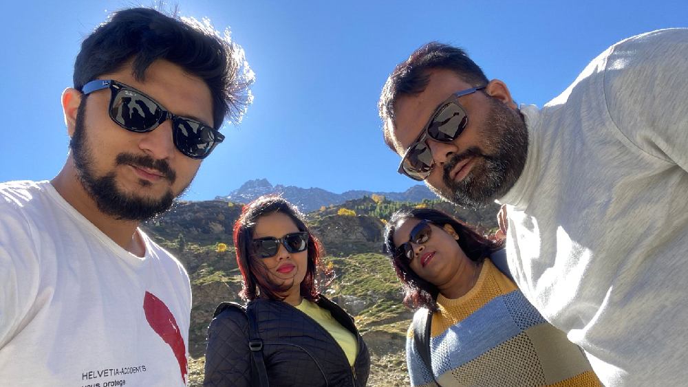 স্ত্রী সায়ন্তনী নাথ ছাড়াও অভিনেতার সঙ্গে সপরিবার ছিলেন ‘রাণী রাসমণি’-র পরিচালক রূপক দে।