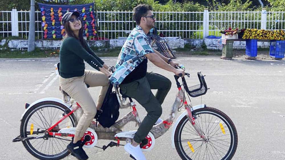 এই প্রথম বার নিজেদের একত্রে ছুটি উদ্‌যাপন নিয়ে এতটা প্রকাশ্য ও অকপট দু’ জনে। একসঙ্গে সাইকেলও চালাতে দেখা গেল তাঁদের। সাইকেল সফরের একটি ছোট্ট অংশের ভিডিয়ো ইনস্টাগ্রামের পাতায় ভাগ করে নিয়েছেন রাহুল। তার সঙ্গে গান নির্বাচনে অবশ্য সতর্ক রাহুল। প্রেমের গান নয়, সাইকেল চালানোর ভিডিয়োর সঙ্গে বাজছে ‘শোলে’ ছবির অমর গান ‘ইয়ে দোস্তি হাম নহি তোড়েঙ্গে।’