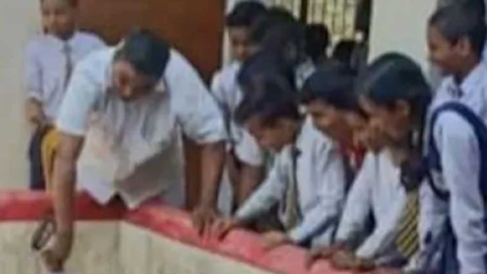 মির্জাপুরের শাস্তি! দ্বিতীয় শ্রেণির ছাত্রকে উল্টো করে বারান্দা থেকে ঝোলালেন অধ্যক্ষ