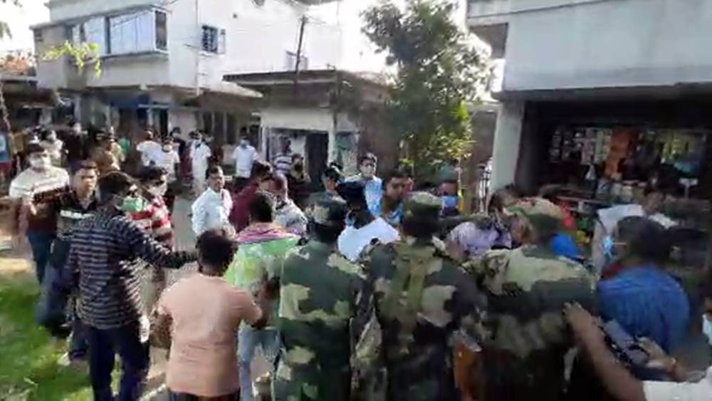 খড়দহে বিক্ষোভকারীদের হঠিয়ে দিচ্ছে কেন্দ্রীয় বাহিনী।