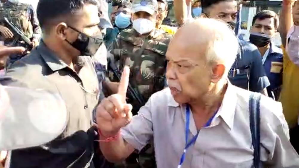 বুথে ঢুকতে বাধা পেয়ে মেজাজ হারান বিজেপি প্রার্থী।