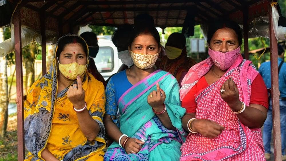 ভোট দিয়ে বাড়ি ফেরার পথে। গোসাবায় শনিবার।