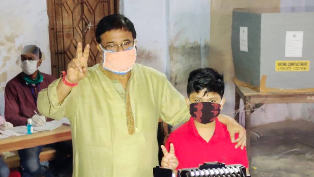 ভোট দেওয়ার পর উদয়ন।