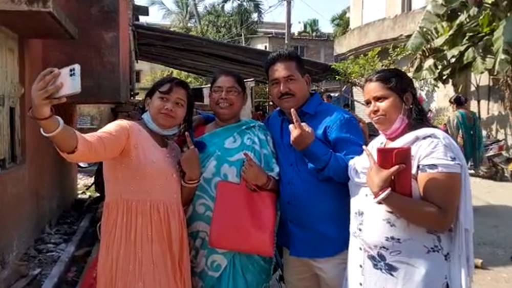 ভোট দিয়ে বেরনোর পর এক পরিবারের সদস্যদের সেলফি।