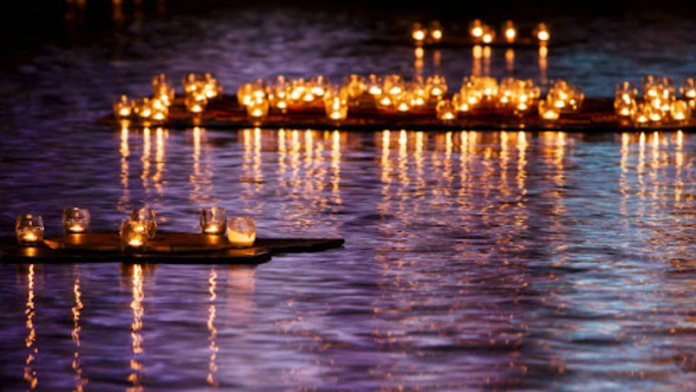 ইন্দোনেশিয়া: প্রতি বছরই দীপাবলি উদ্‌যাপিত হয় এ দেশে। শুধু তাই নয়, এই দিনটি সরকারি ছুটিও। ফলে সাধারণ মানুষ সহজে এই উৎসবে অংশ নিতে পারেন।