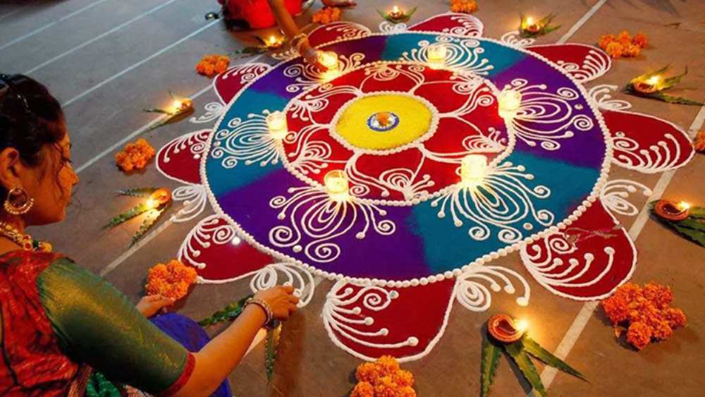 মালয়েশিয়া: এ দেশে আতশবাজি পোড়ানো নিষিদ্ধ। কিন্তু দীপাবলি পালন করা হয় পুরোদস্তুর। পরস্পরকে নানা উপহার দেওয়া, মিষ্টি খাওয়ানোর চল রয়েছে এ দিন।