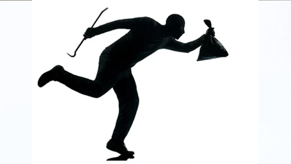 এ ভাবে আদৌ চোরদের হাত থেকে টাকা-গয়না রক্ষা করা যাবে কি না, ক্রেতারা এই বস্তুটি কিনতে কতটা আগ্রহী হবেন, তা সময়ই বলবে। তবে সেক্স টয়-কে হাতিয়ার করার ব্রায়ানের এই পরিকল্পনা সত্যিই অভিনব।