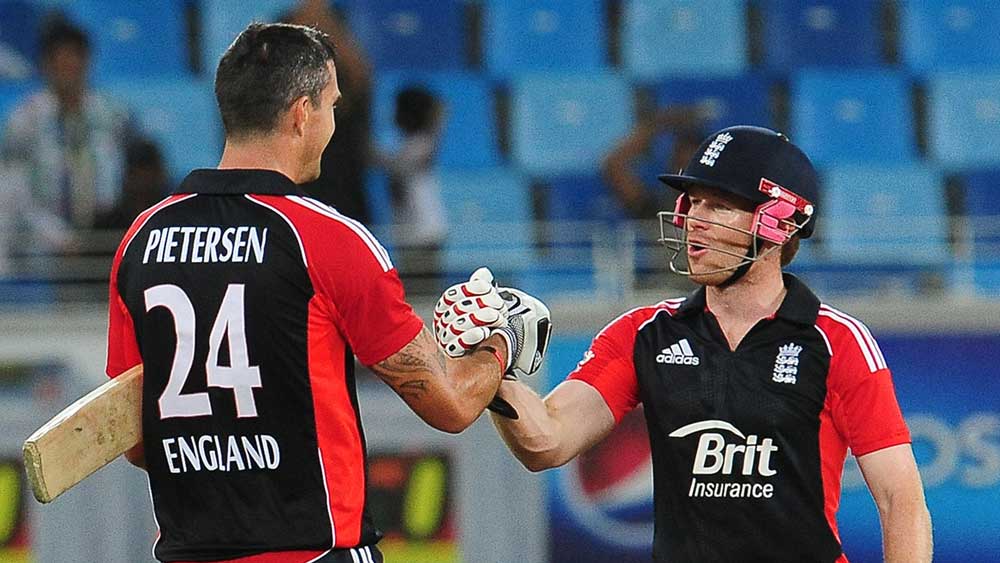 ইংরেজ দলে সে বার দু’জন ক্রিকেটার ছিলেন যাঁদের জন্ম দক্ষিণ আফ্রিকায়। কেভিন পিটারসেন এবং ম্যাট প্রায়র, দুই দক্ষিণ আফ্রিকান ছিলেন সে বারের ইংল্যান্ড দলে। অইন মর্গ্যানের দলে রয়েছেন জেসন রয় এবং টম কারেন। দু’জনের জন্মই দক্ষিণ আফ্রিকায়।